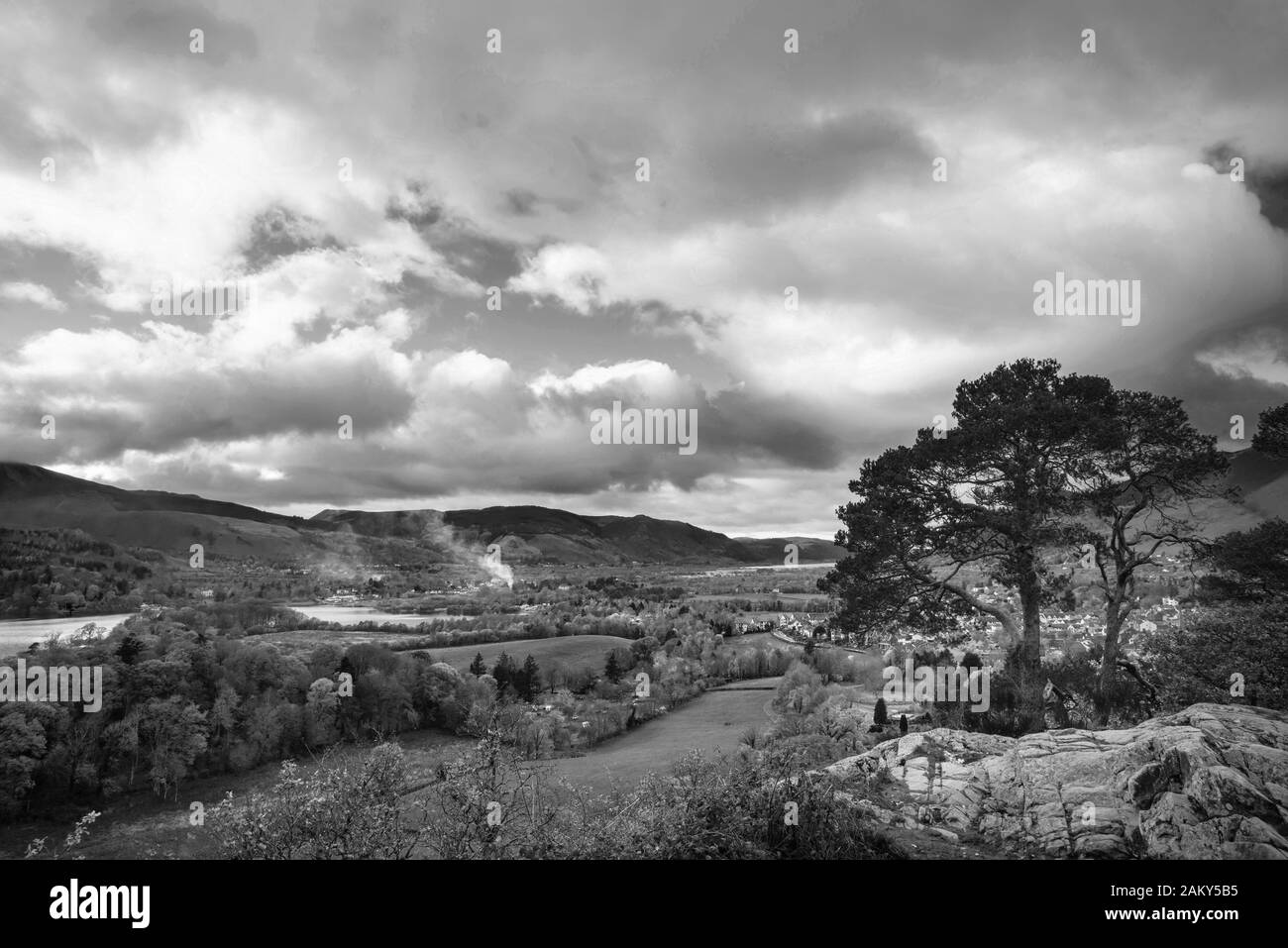 Schönen Herbst Landschaft Bild der Blick von Castlehead in Lake District über Derwentwater in Richtung Catbells und Grisedale Hecht bei Sonnenuntergang mit Ep Stockfoto