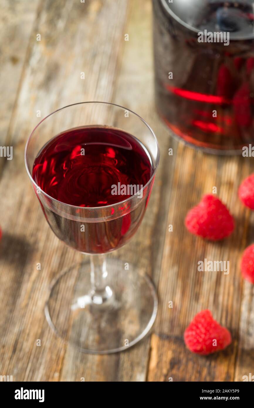 Roten Bio Himbeer Likör in ein Glas Stockfotografie - Alamy