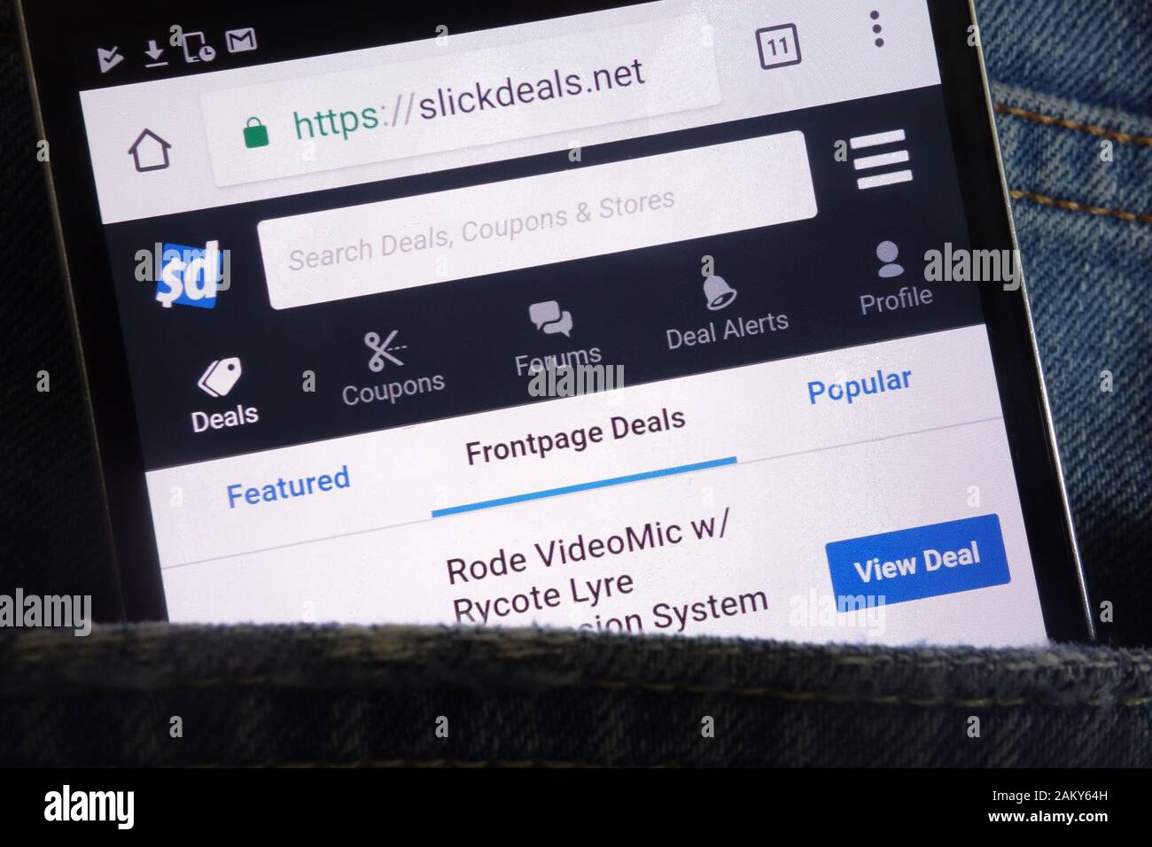 Slickdeals Website auf Smartphone in Jeans-Tasche versteckt Stockfoto