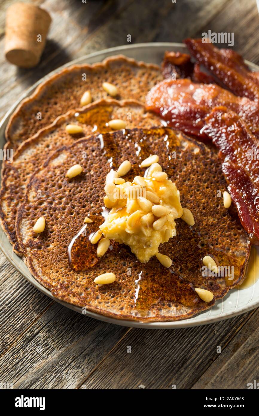 Hausgemachte Bluecorn Pancakes mit Butter und Speck Stockfoto