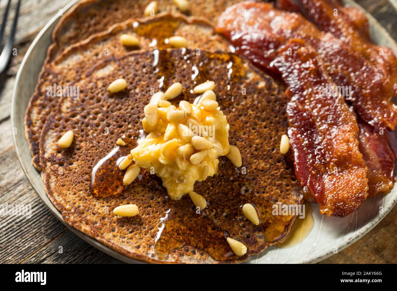 Hausgemachte Bluecorn Pancakes mit Butter und Speck Stockfoto