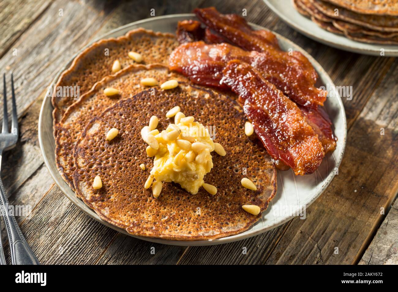 Hausgemachte Bluecorn Pancakes mit Butter und Speck Stockfoto