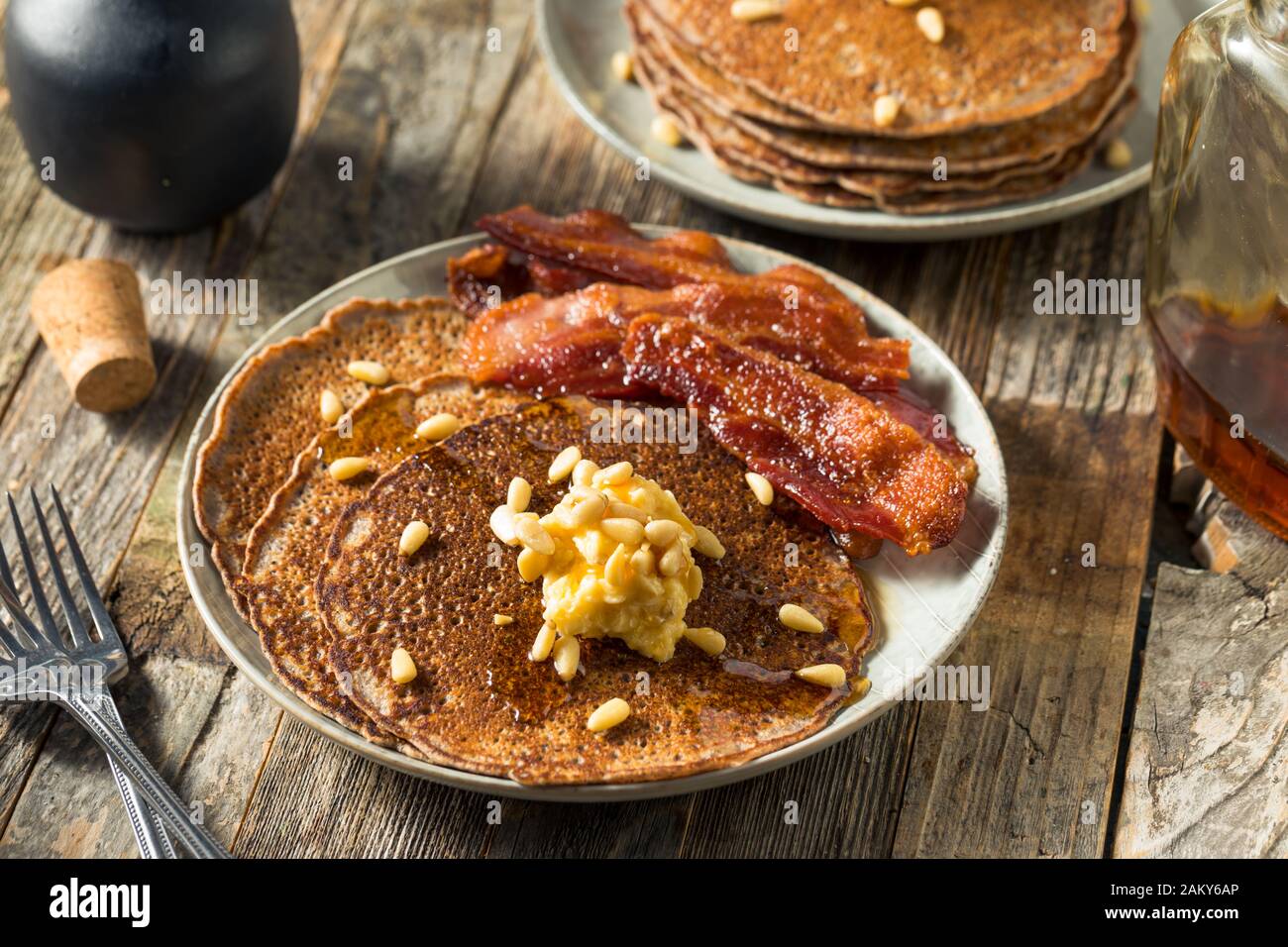Hausgemachte Bluecorn Pancakes mit Butter und Speck Stockfoto