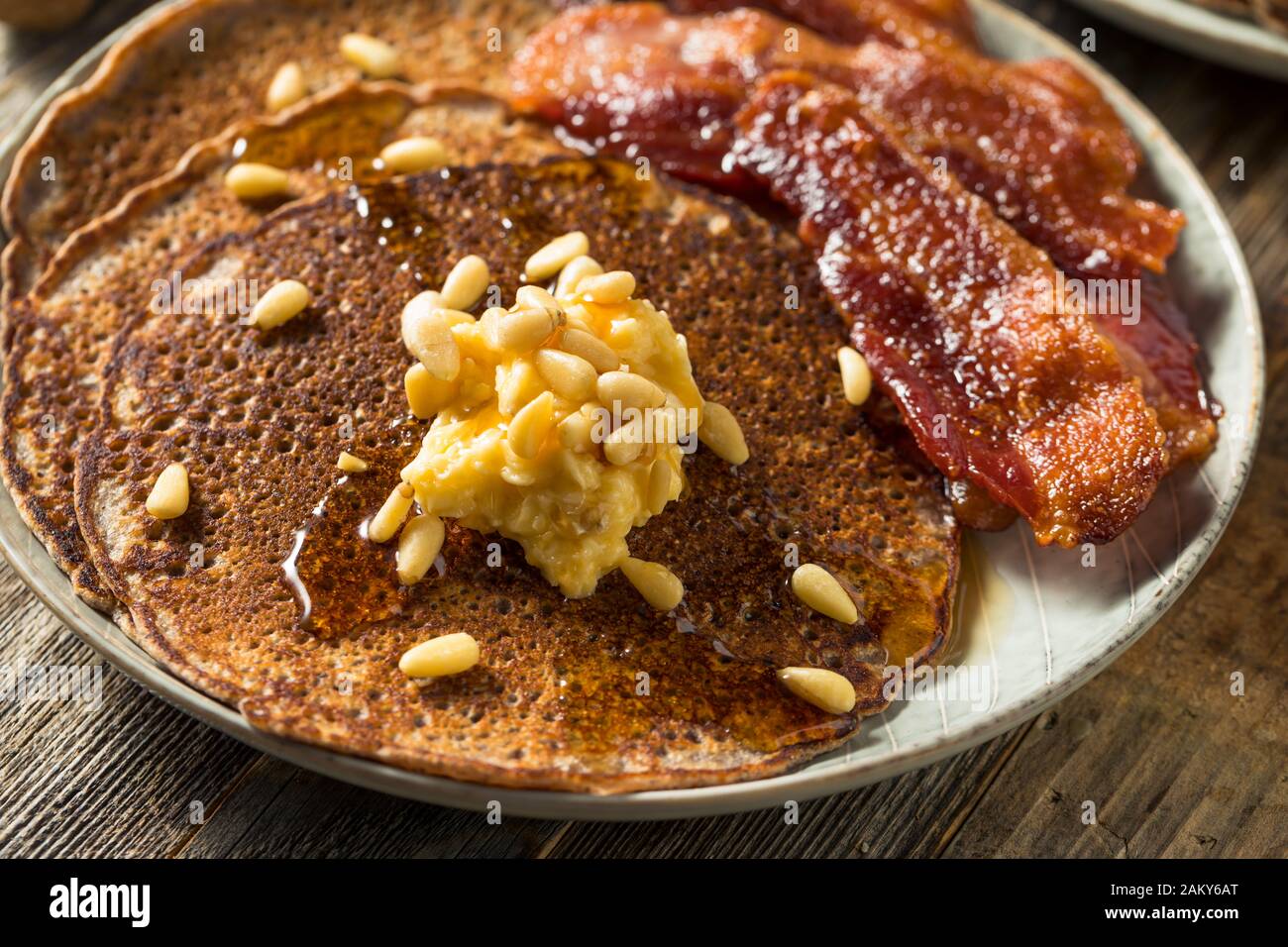 Hausgemachte Bluecorn Pancakes mit Butter und Speck Stockfoto