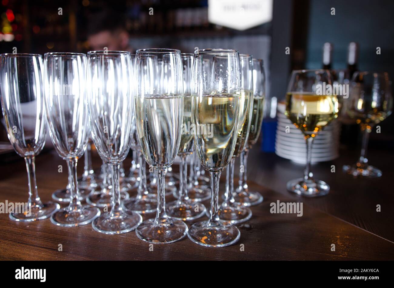 Gläser Champagner auf Bar-Hintergrund Stockfoto