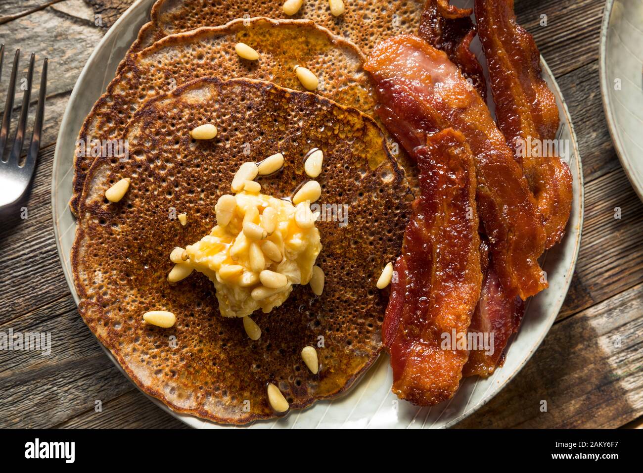 Hausgemachte Bluecorn Pancakes mit Butter und Speck Stockfoto