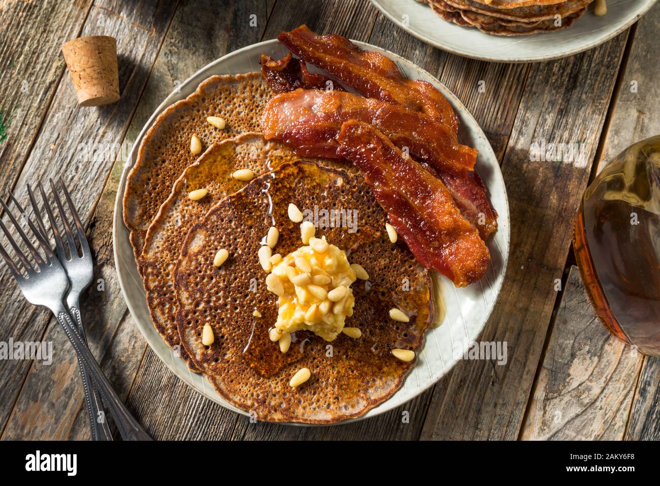 Hausgemachte Bluecorn Pancakes mit Butter und Speck Stockfoto