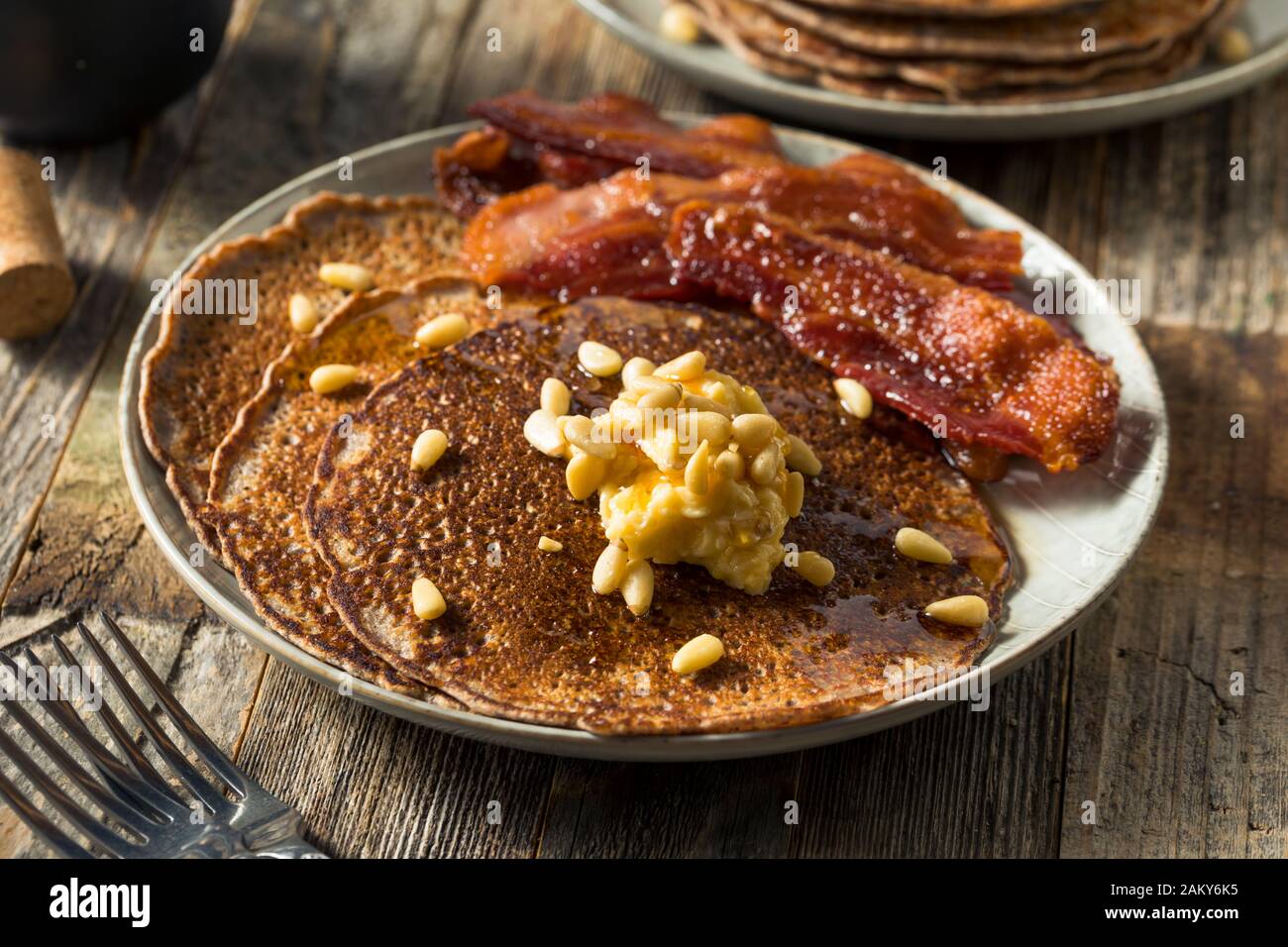 Hausgemachte Bluecorn Pancakes mit Butter und Speck Stockfoto