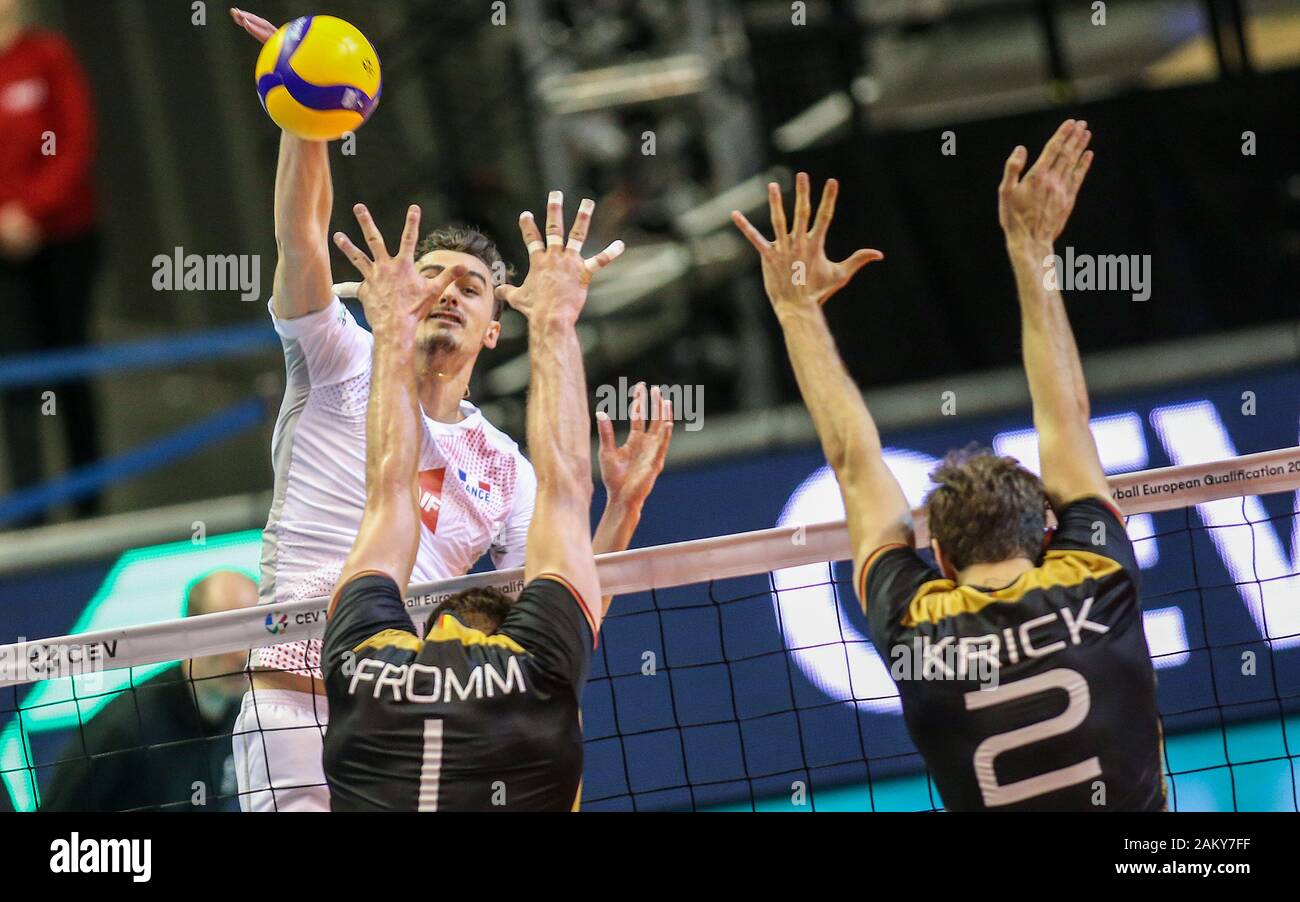 Berlin, Deutschland. 10 Jan, 2020. Volleyball, Männer: olympischen Qualifikation, Frankreich - Deutschland, Finale, Finale, Max-Schmeling-Halle. Jean Patry (L-R) aus Frankreich spielt den Ball gegen den Deutschen Block von Christian Fromm und Tobias Krick. Credit: Andreas Gora/dpa/Alamy leben Nachrichten Stockfoto