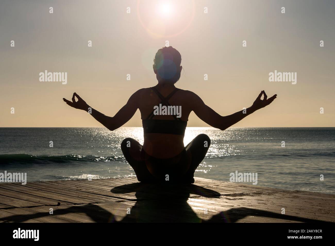 Die Frau, die durch das Praktizieren von Yoga und Meditation im Sitzen, zurück. Stockfoto