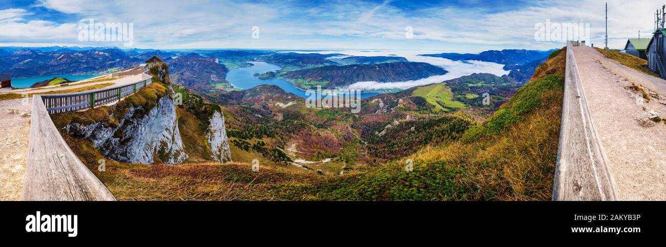 Malerische Herbstalpen Bergseen Blick vom Schafberg Aussichtspunkt, Salzkammergut, Oberösterreich. Schöne Reise, Wandern, saisonal und Natur bea Stockfoto