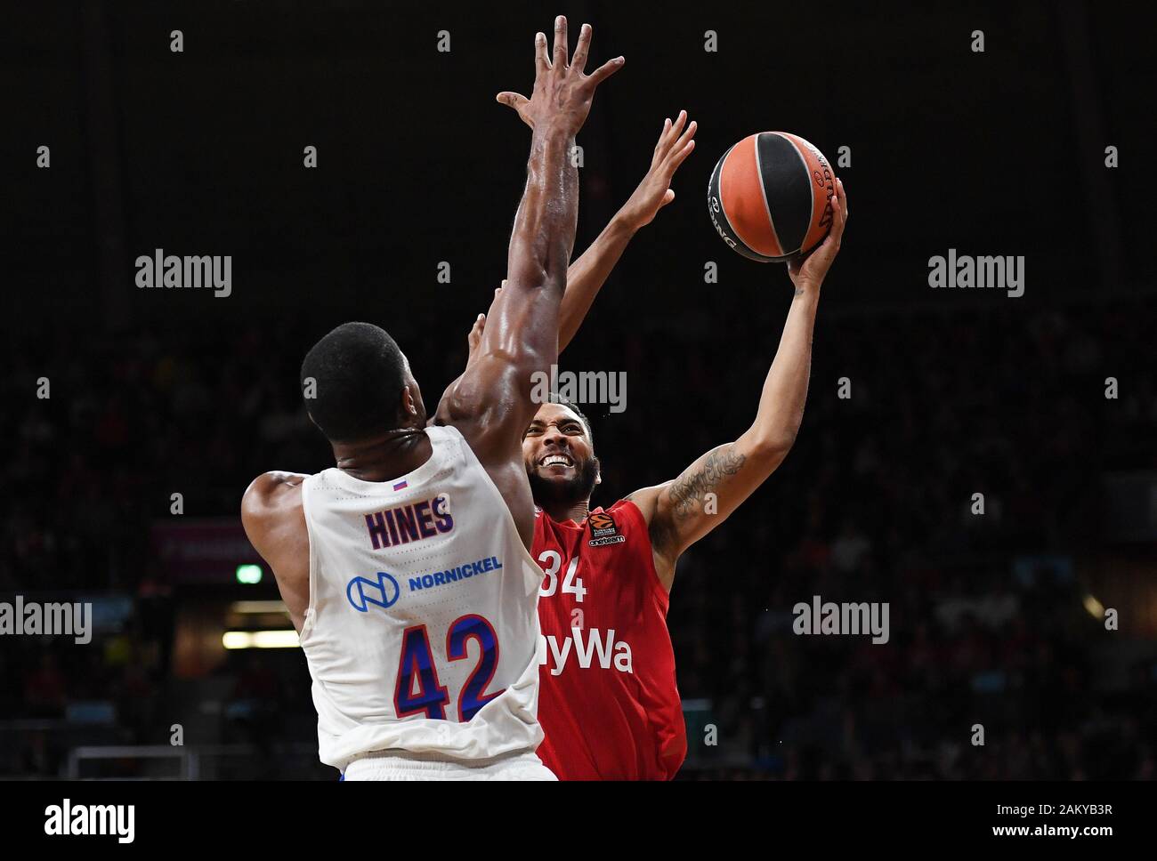 10. Januar 2020, Bayern, München: Basketball: Euroleague, FC Bayern München, ZSKA Moskau, Hauptrunde, 18. Spieltag. Der Münchener Josh Huestis (r) kämpft gegen die Moskauer Kyle Hines. Foto: Angelika Warmuth/dpa Stockfoto