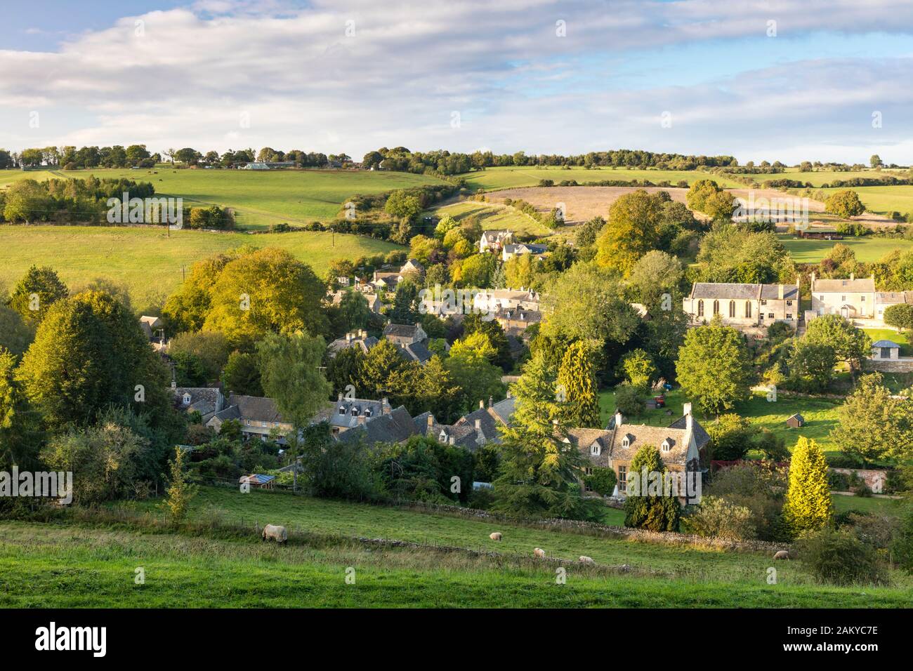 Am Abend Blick auf Dorf Naunton in den Cotswolds, Gloucestershire, England, Großbritannien Stockfoto