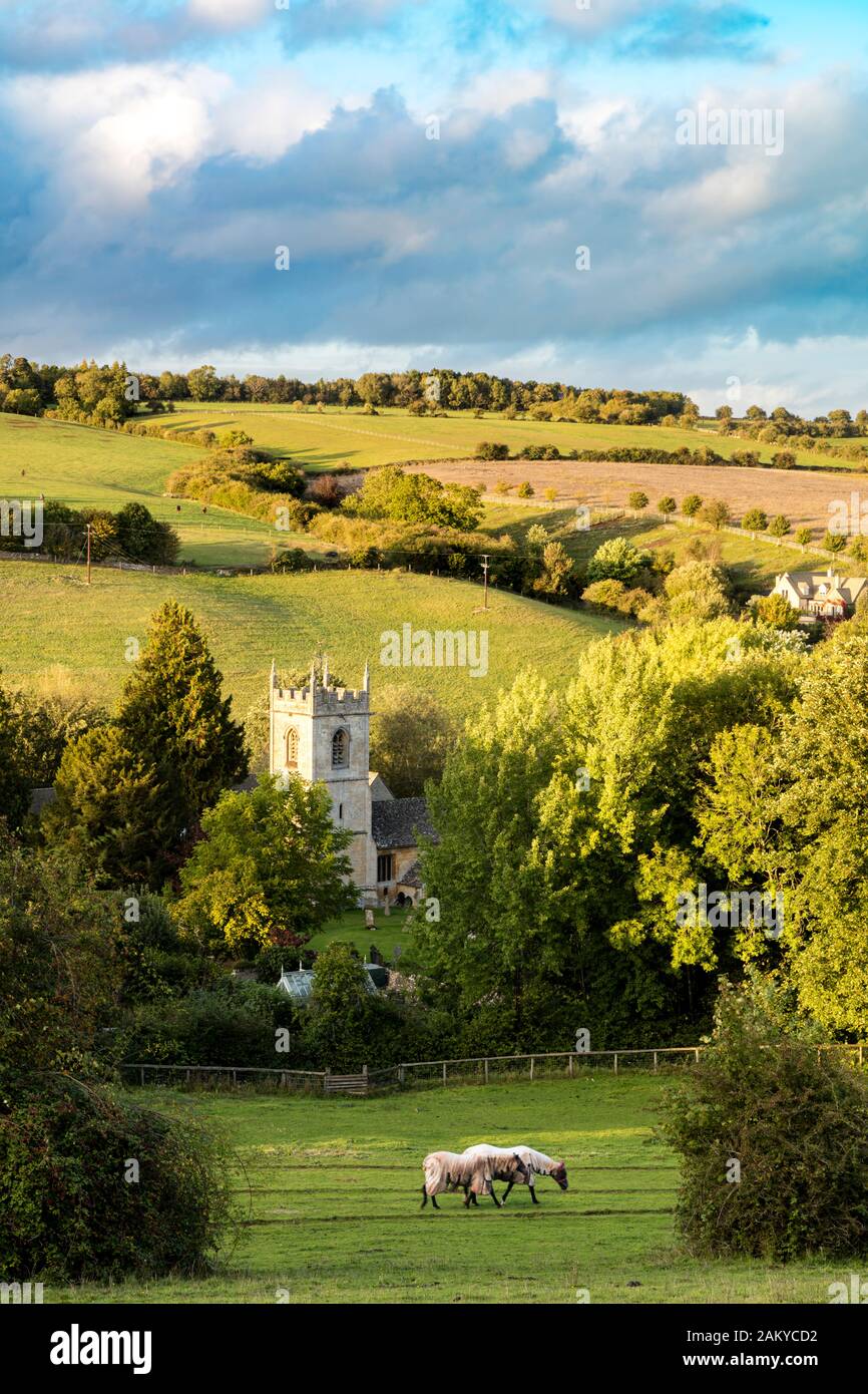 Blick über 15. Jahrhundert St Andrew's Church, Naunton, Gloucestershire, England, Großbritannien Stockfoto