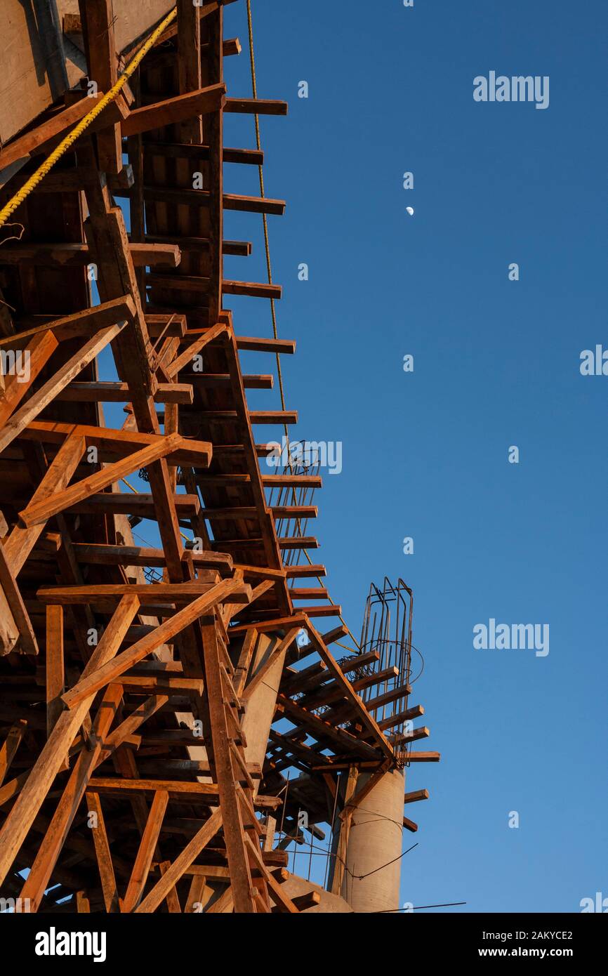 Holzgerüste am Mirador Cerro de la Cruz als neue Aussichtsplattform wurden gebaut. Puerto Vallarta, Jalisco, Mexiko. Stockfoto