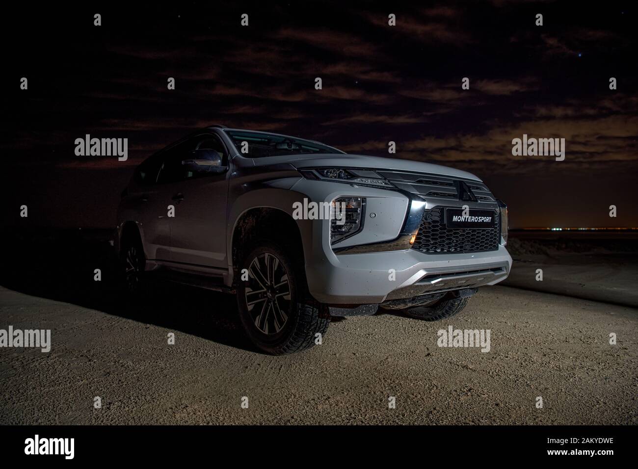 Mitsubishi Montero Sport suv, Geländewagen mit Blick auf die Stadt, Camping in der Wüste Stockfoto