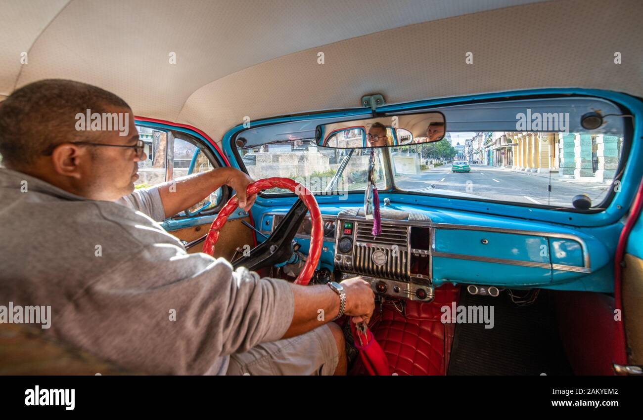 Das Innere eines klassischen amerikanischen Muscle Car folgende hinter einem anderen Oldtimer, Havanna, Kuba Stockfoto