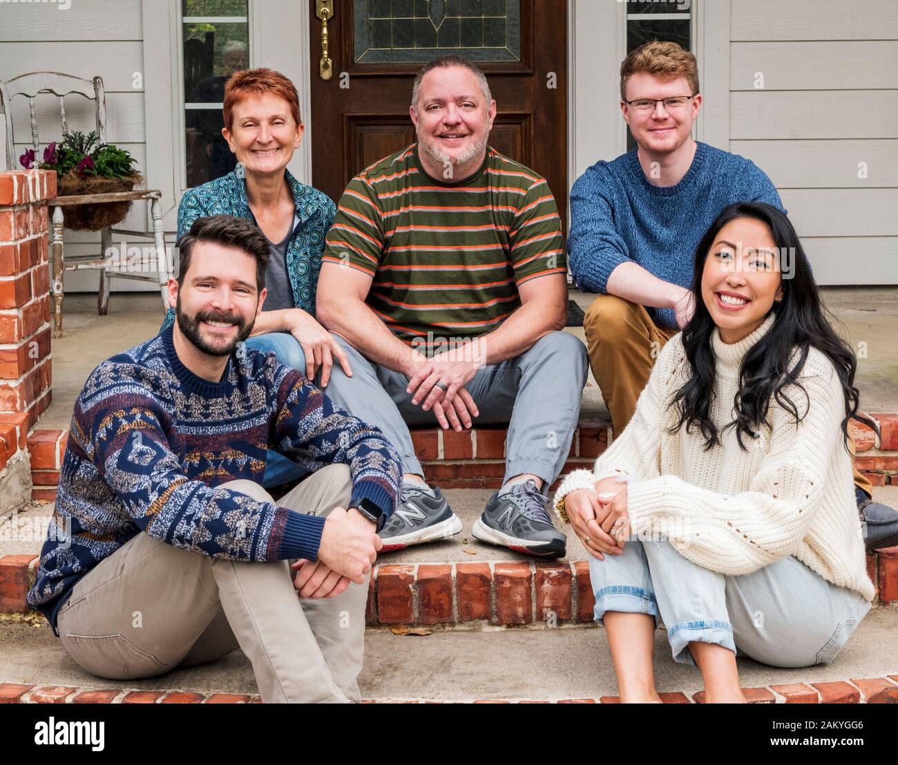 Outdoor Portrait von Familie einschließlich Eltern, Söhne und Schwiegertochter Stockfoto