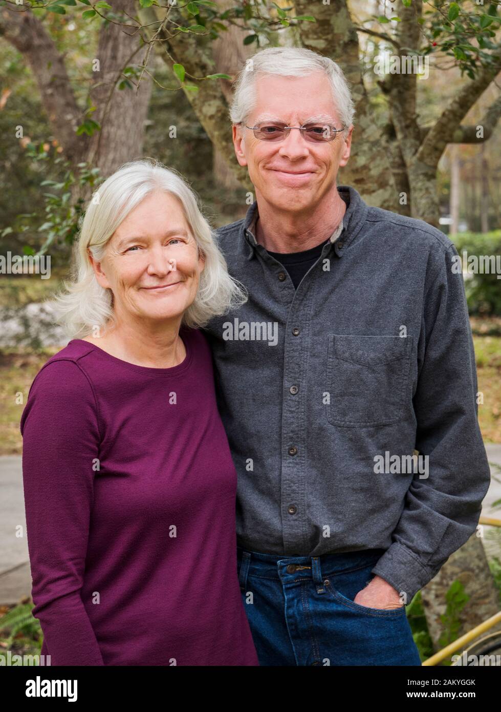 Outdoor Portrait von Erwachsenen älteres Ehepaar Stockfoto