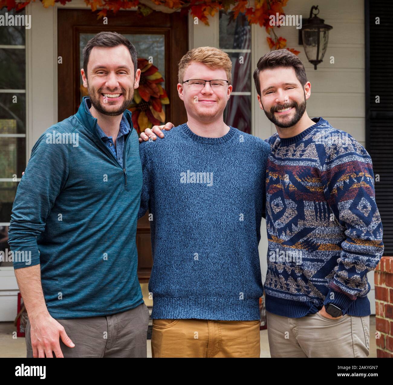 Outdoor Portrait von drei erwachsenen männlichen Cousins Stockfoto