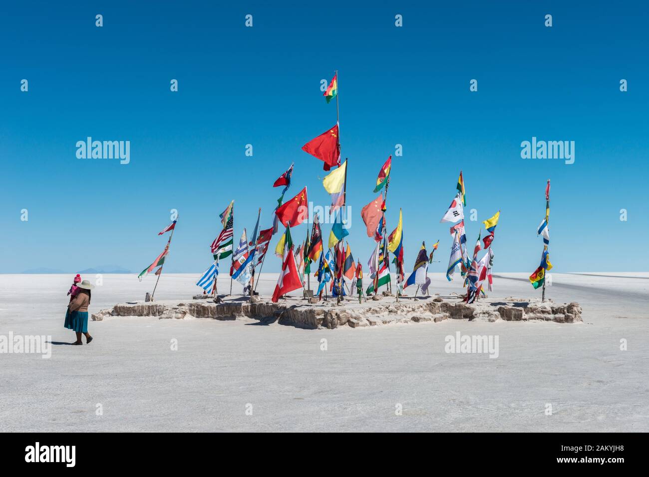 Internationale Flaggen im weltgrößten Salarsee Salar de Uyuni, Department Potosi, Südwestbolivia, Lateinamerika Stockfoto