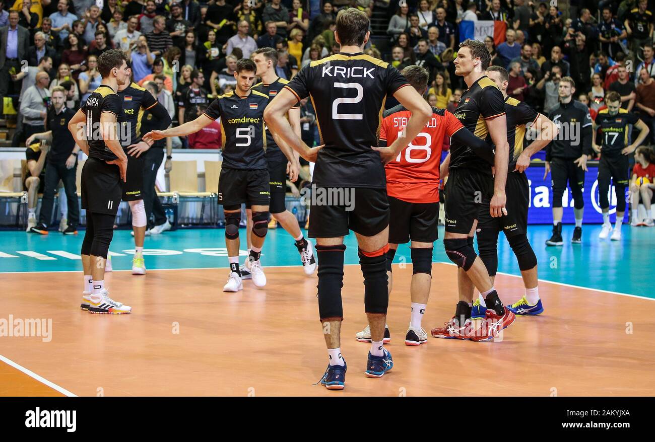 Berlin, Deutschland. 10 Jan, 2020. Volleyball, Männer: olympischen Qualifikation, Frankreich - Deutschland, Finale, Finale, Max-Schmeling-Halle. Deutschlands Lukas Kampa (L-R), Moritz Reichert, Tobias Krick, Markus Steuerwald und Christian Fromm stehen auf der Tonhöhe in Enttäuschung. Credit: Andreas Gora/dpa/Alamy leben Nachrichten Stockfoto