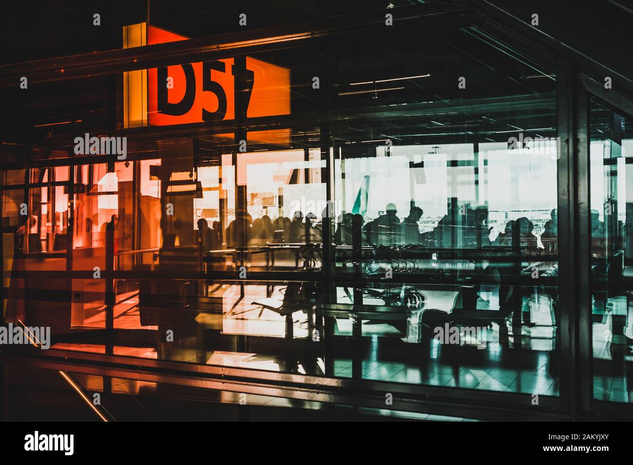 Silhouetten von Menschen auf dem Flughafen, Hintergrund des Reisekonzepts Stockfoto