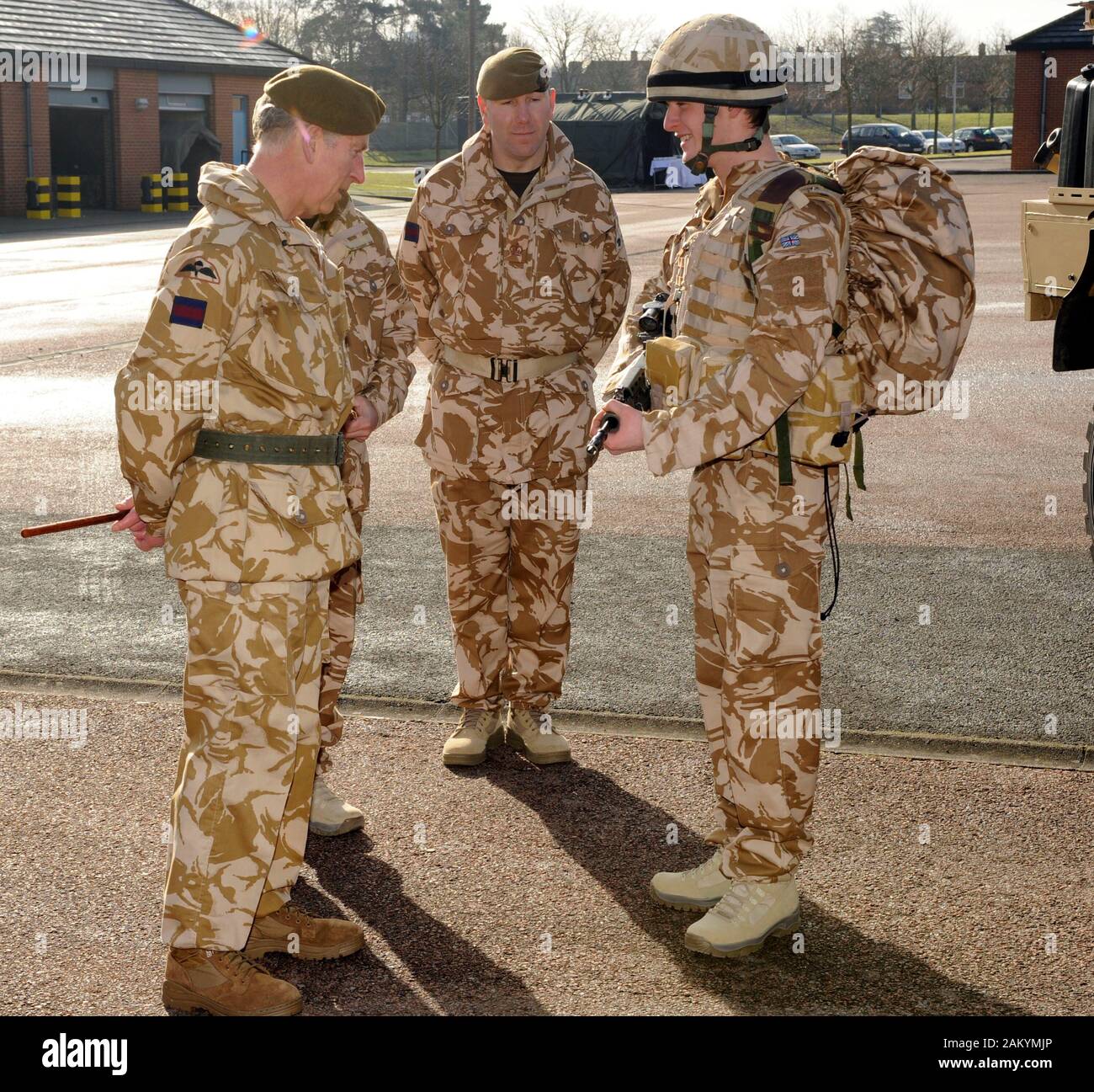 Der Prinz von Wales Truppen Inspizieren von der Welsh Guards in ihren Kasernen in Aldershot vor dem Regiment in Afghanistan bereitgestellt wird. Stockfoto