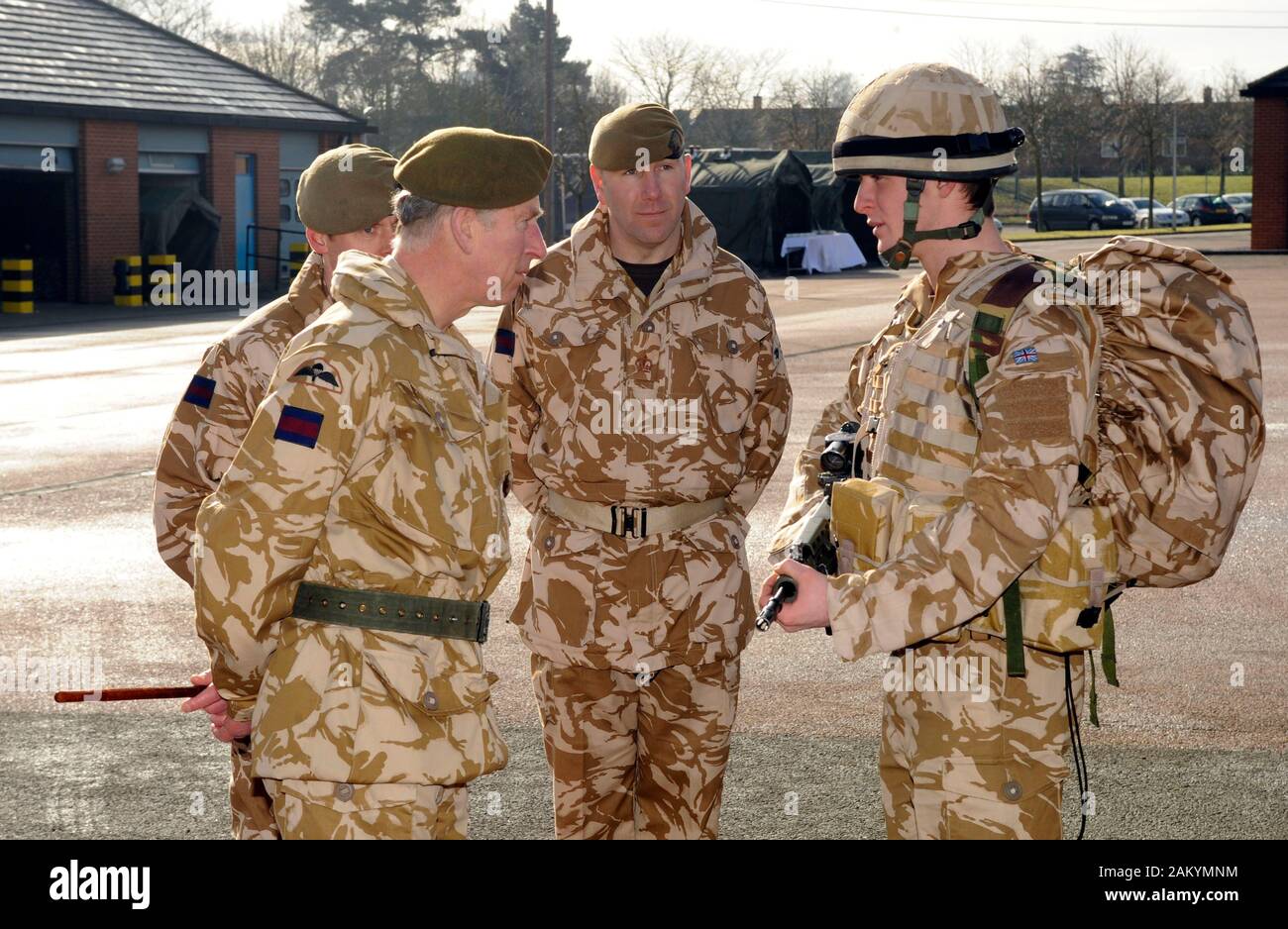 Der Prinz von Wales Truppen Inspizieren von der Welsh Guards in ihren Kasernen in Aldershot vor dem Regiment in Afghanistan bereitgestellt wird. Stockfoto