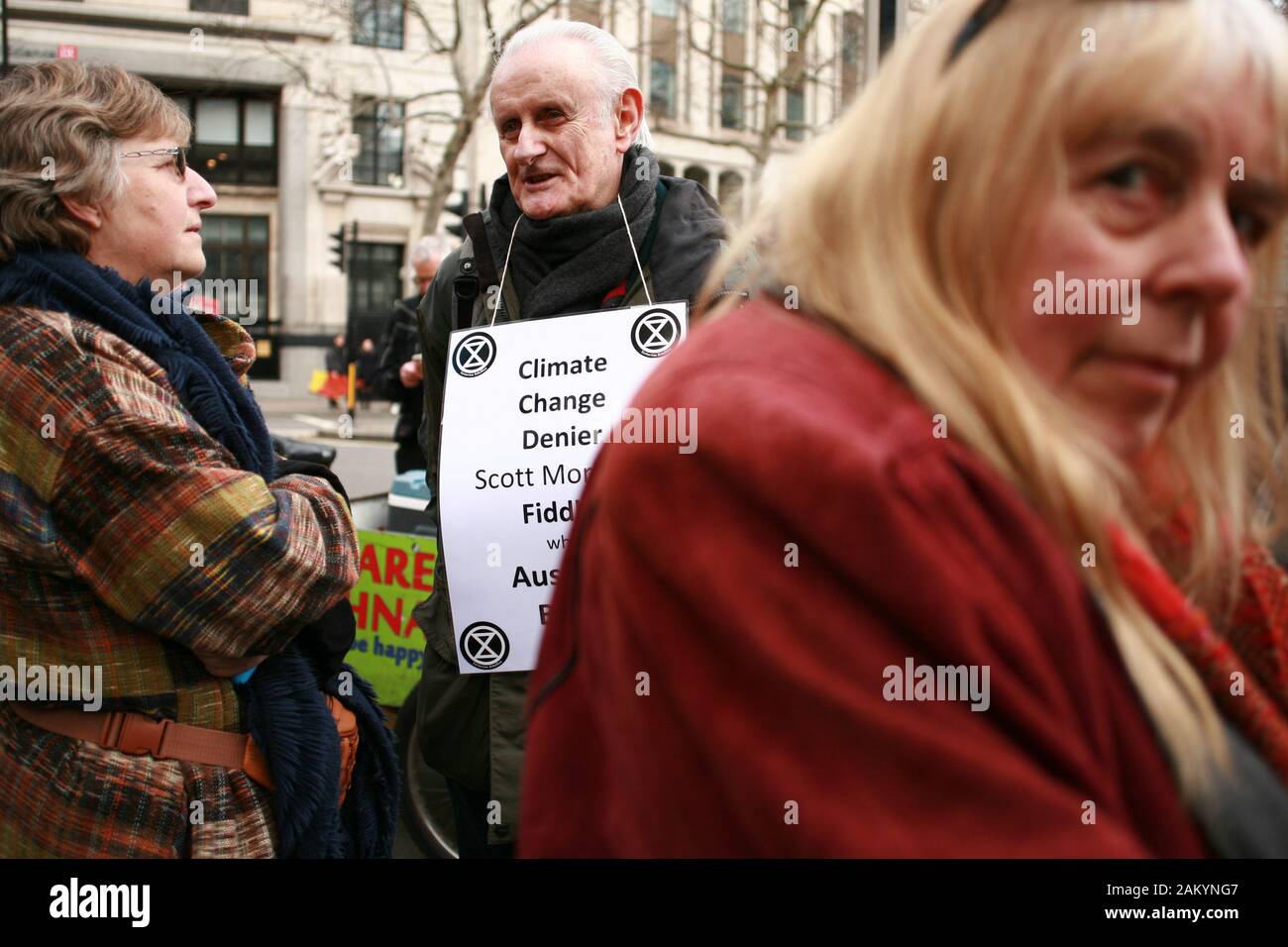 Peter Cole, ein 76-jährige Mitglied des Klimawandels in der Aktivistenbewegung Aussterben Rebellion (XR) trägt ein Plakat während einer Demonstration gegen die Reaktion der australischen Regierung zu ihren laufenden buschbrände außerhalb des Australischen hohe Kommission in London. wildfires, die mehr als 12 Millionen Hektar der Australischen Land seit September letzten Jahres gebrannt haben, mit den Staaten New South Wales und Victoria am stärksten betroffenen und mit dem Feuer Saison noch lange nicht vorbei. Der australische Premierminister Scott Morrison ist nach intensiven Kritik über seinen Umgang mit der Krise, einschließlich seiner Entscheidung zur Holi zu gehen Stockfoto