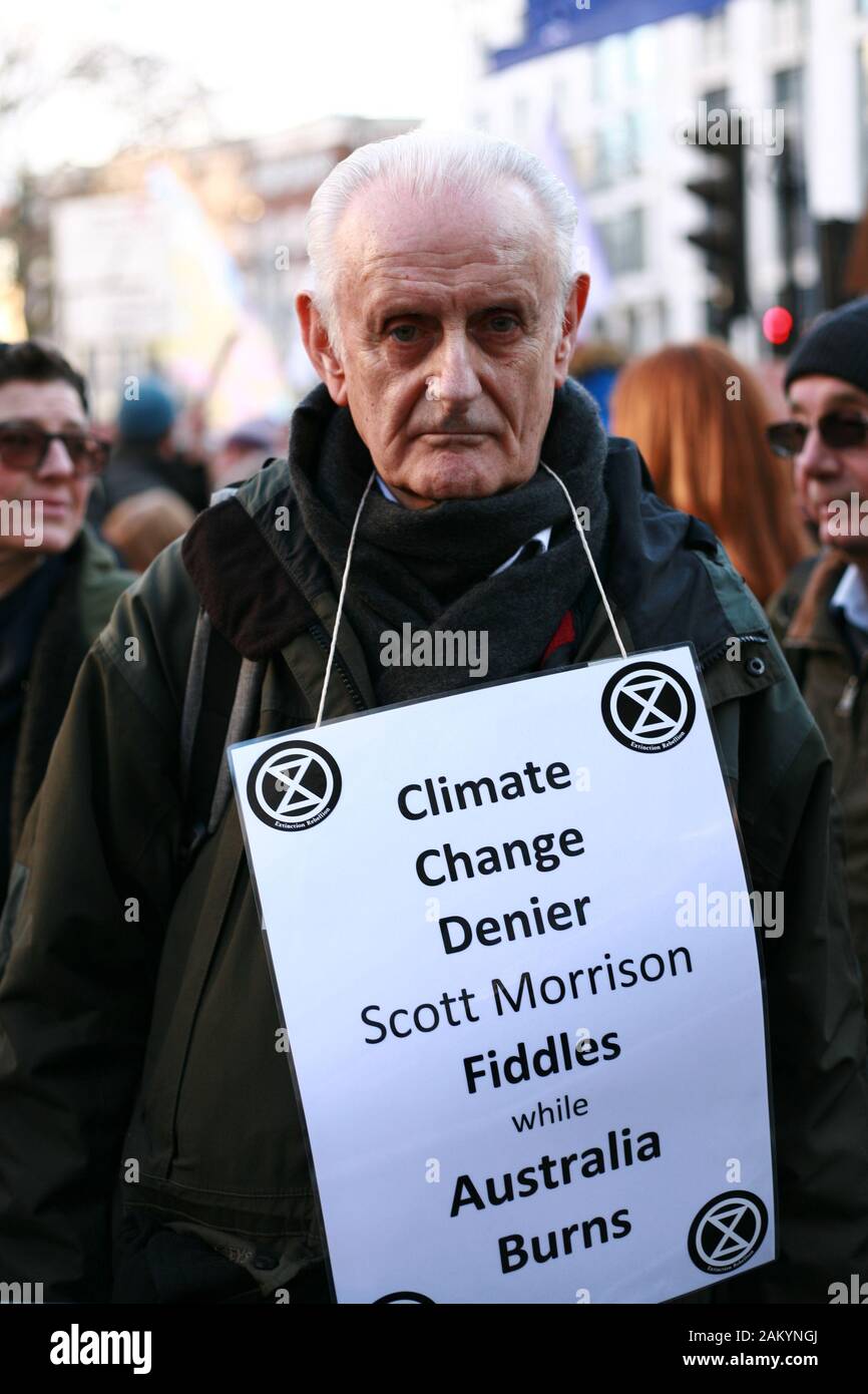 Peter Cole, ein 76-jährige Mitglied des Klimawandels in der Aktivistenbewegung Aussterben Rebellion (XR) trägt ein Plakat während einer Demonstration gegen die Reaktion der australischen Regierung zu ihren laufenden buschbrände außerhalb des Australischen hohe Kommission in London. wildfires, die mehr als 12 Millionen Hektar der Australischen Land seit September letzten Jahres gebrannt haben, mit den Staaten New South Wales und Victoria am stärksten betroffenen und mit dem Feuer Saison noch lange nicht vorbei. Der australische Premierminister Scott Morrison ist nach intensiven Kritik über seinen Umgang mit der Krise, einschließlich seiner Entscheidung zur Holi zu gehen Stockfoto