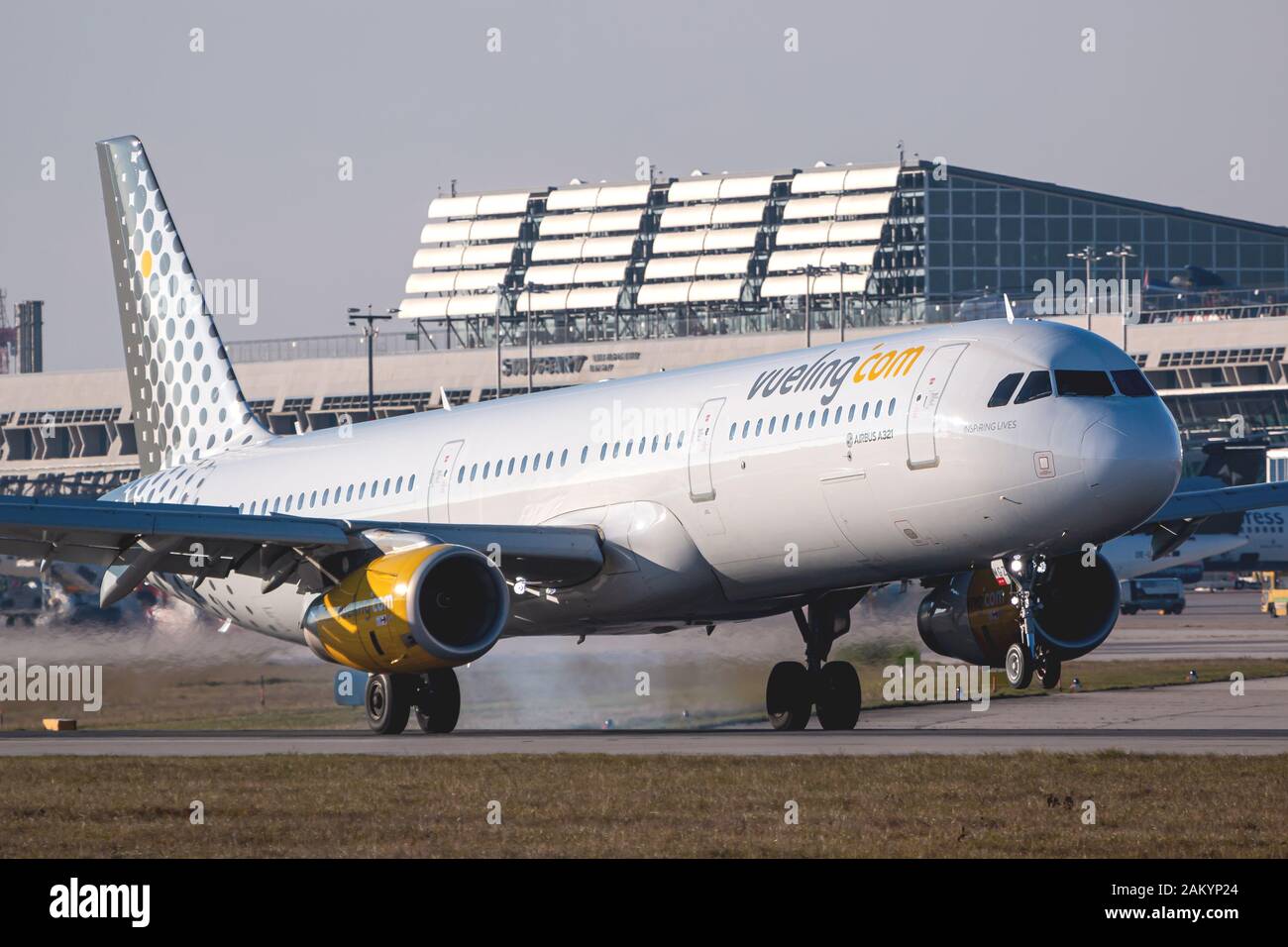 Stuttgart, 25. November 2018: Flugzeug Vueling Airlines Airbus A321 am Flughafen Stuttgart (STR) in Deutschland. Airbus ist ein Flugzeughersteller Stockfoto