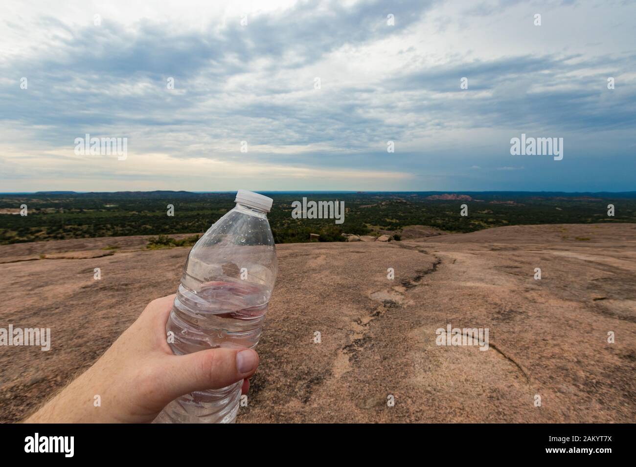 Halten Sie die Wasserflasche bei der Übung im Freien mit der Hand Stockfoto