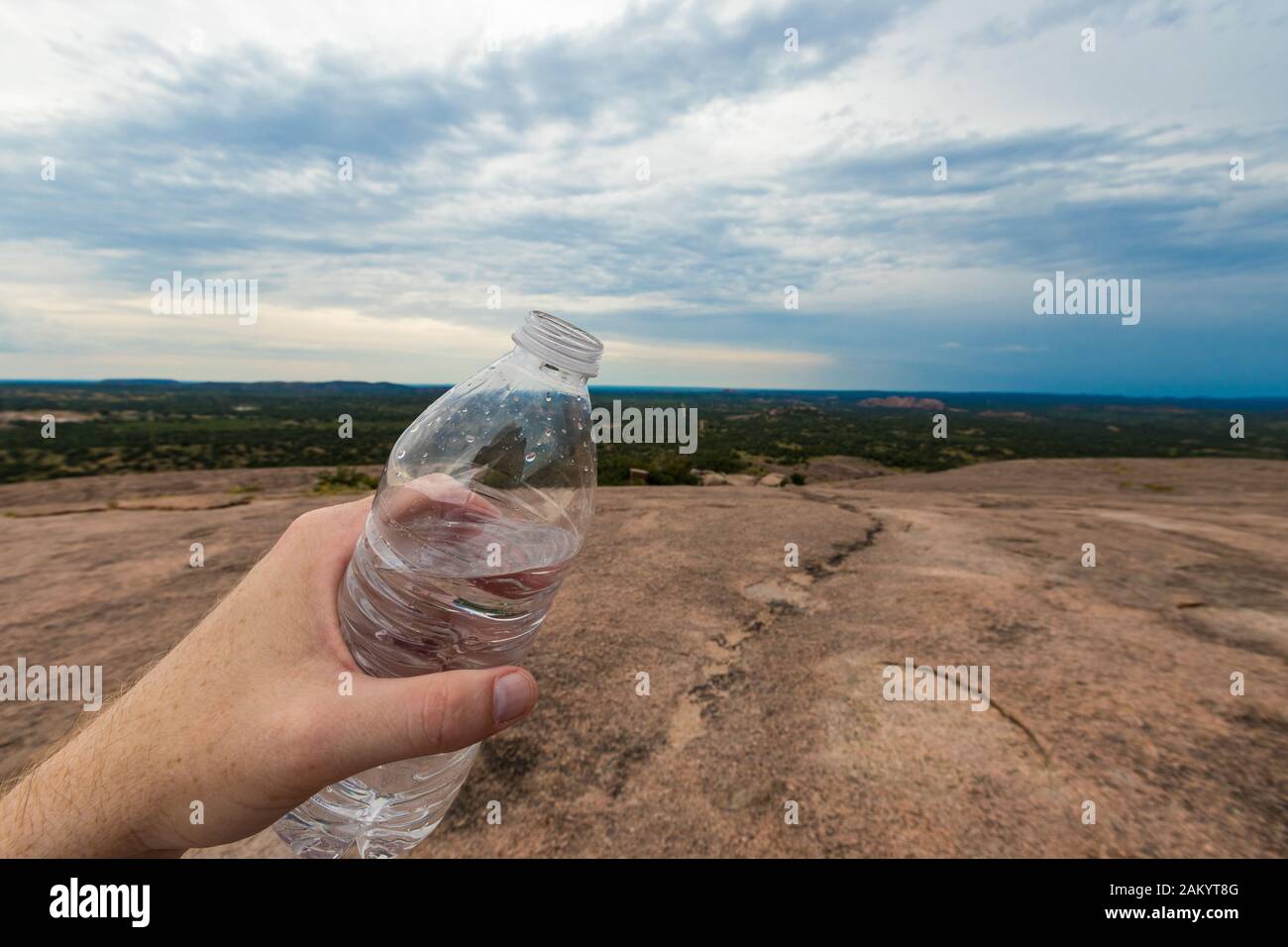 Halten Sie die Wasserflasche bei der Übung im Freien mit der Hand Stockfoto