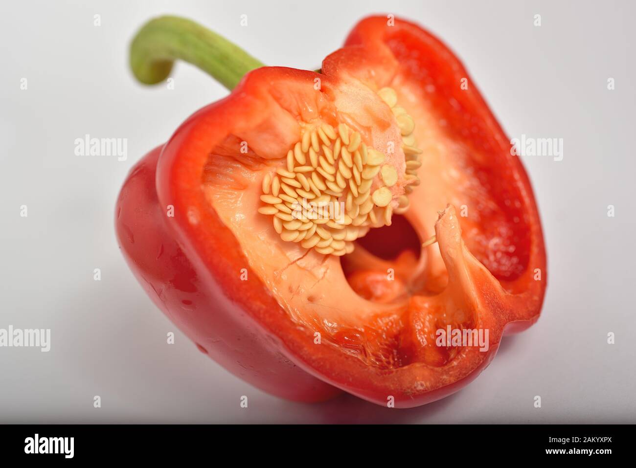 Apfel und Zitronen mit einem Pfeffer eingeworfen Stockfoto