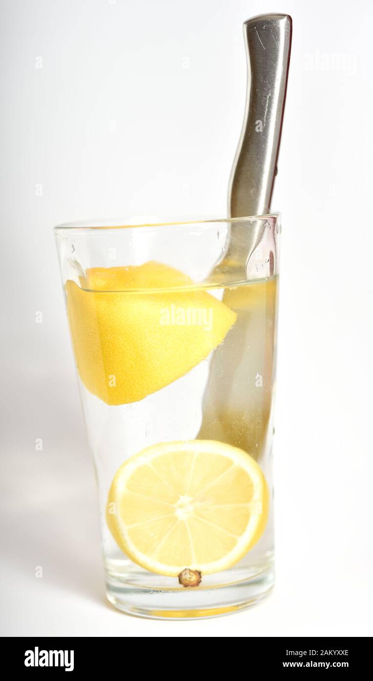 Apfel und Zitronen mit einem Pfeffer eingeworfen Stockfoto