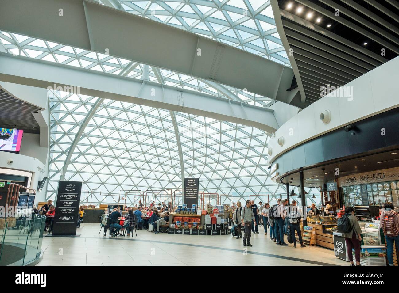 Passagiere am Food Court der Abflughalle des Flughafens Fiumicino in Rom, Rom, Italien Stockfoto