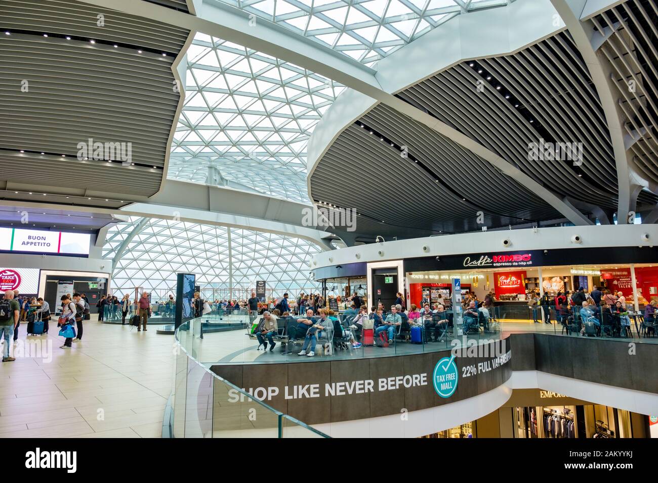 Flughafenreisen, Flughafenterminal-Shopping, Passagiere in der Abflug-Lounge des Flughafens Rom Fiumicino, Rom, Italien Stockfoto