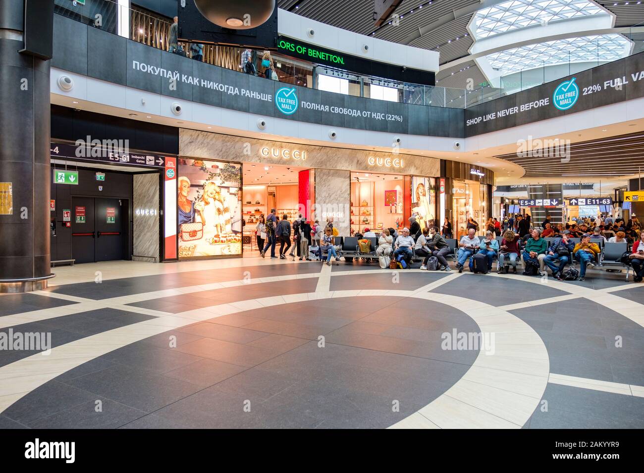 Flughafenreise, Flughafenterminal Shopping, Gucci Store in der Abfluglounge des Flughafens Rom Fiumicino, Rom, Italien Stockfoto