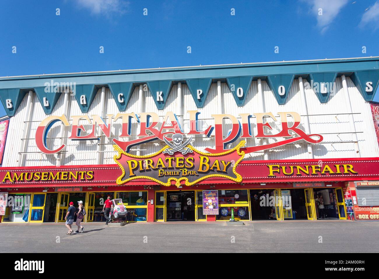 Unterhaltungsarkade & Bar Central Pier Pirates Bay, Central Pier, Blackpool, Lancashire, England, Großbritannien Stockfoto