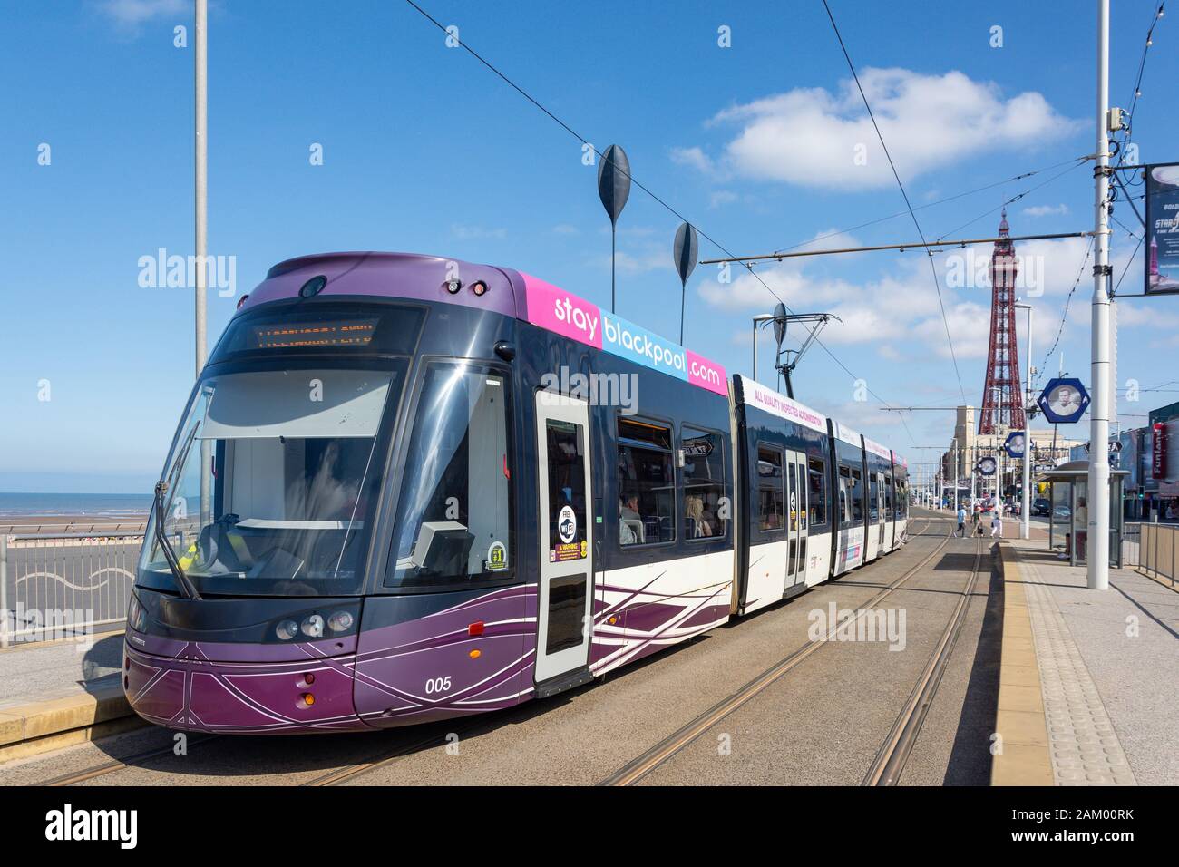 Blackpool Tramway an der Straßenbahnhaltestelle Ocean Boulevard, Promenade, Blackpool, Lancashire, England, Großbritannien Stockfoto