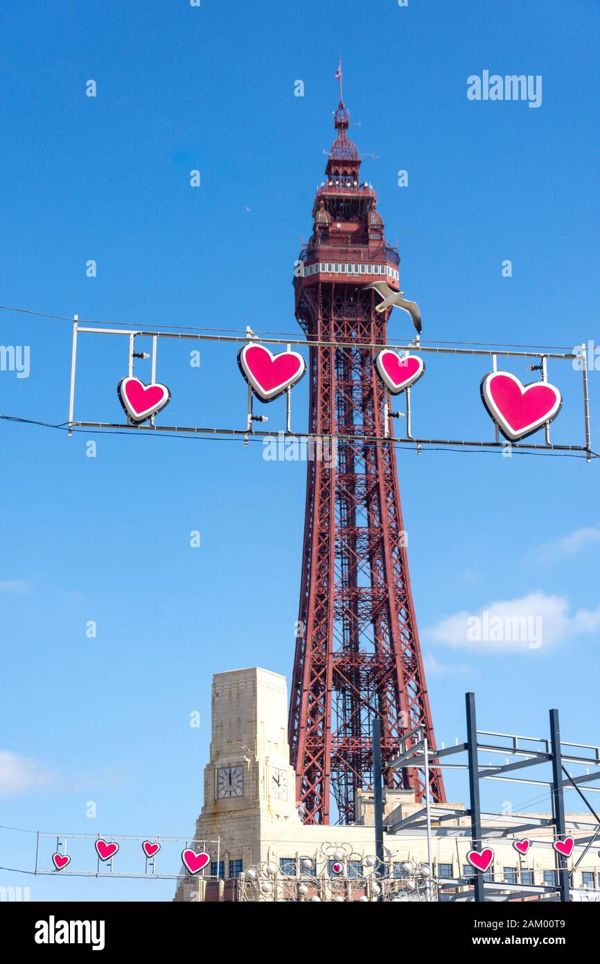 Der Blackpool Tower vom Ocean Boulevard, Promenade, Blackpool, Lancashire, England, Großbritannien Stockfoto