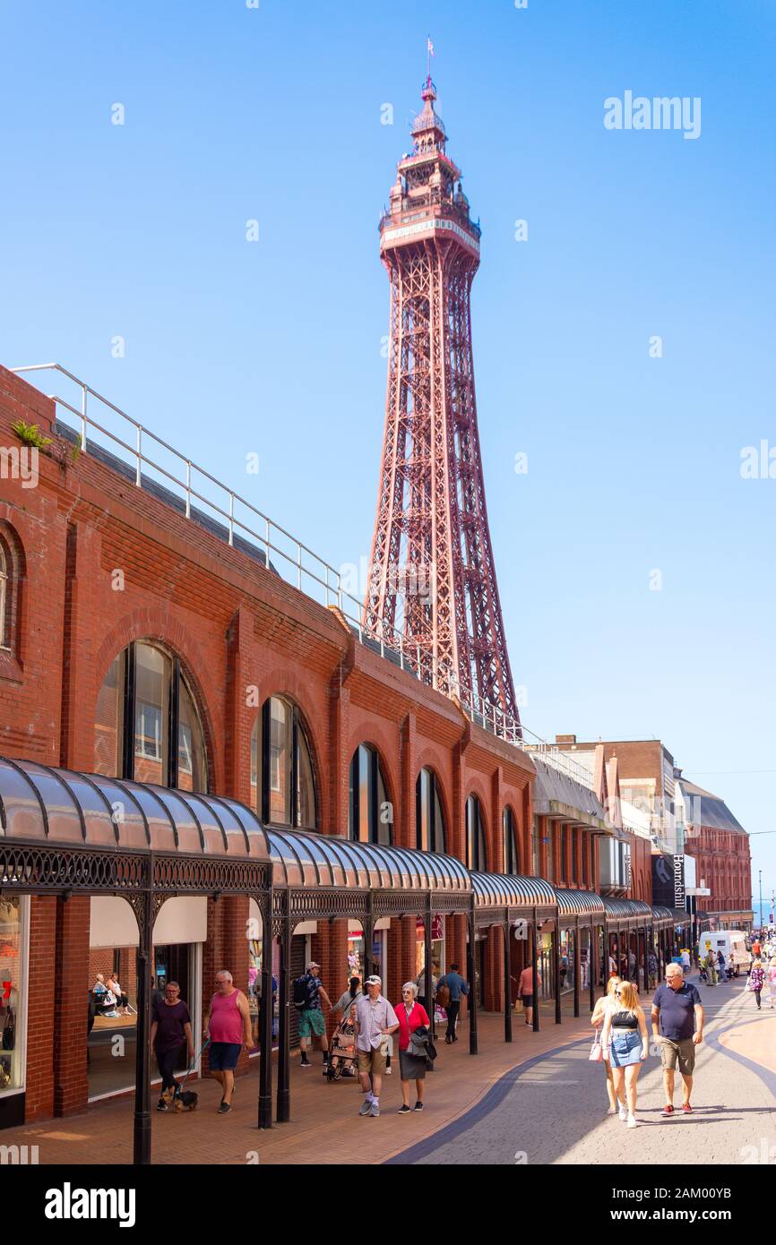 Der Blackpool Tower von Victoria Street, Blackpool, Lancashire, England, Großbritannien Stockfoto