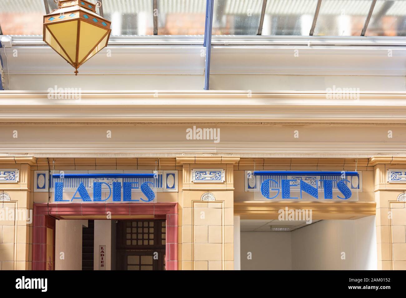 Art Deco Damen- und Gents-wc-Schilder, Winter Gardens, Blackpool, Lancashire, England, Großbritannien Stockfoto