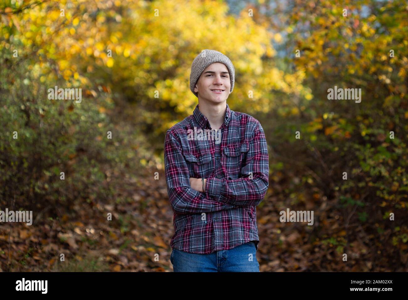 Zuversichtlich Teenager-Jungen in Beanie steht in Wäldern im pazifischen Nordwesten. Stockfoto