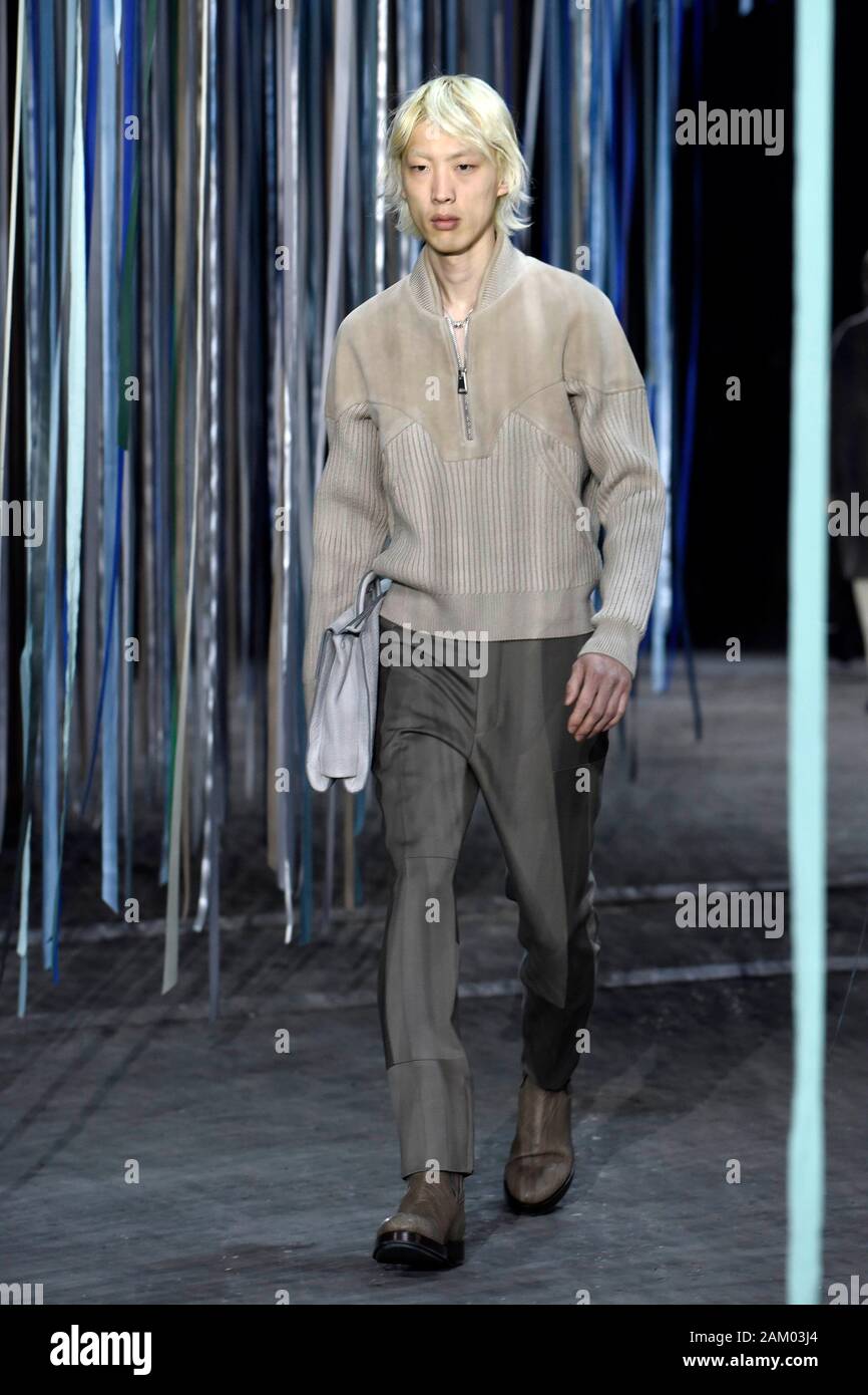 Mailand, Italien. 10 Jan, 2020. Mailänder Modewoche, Männer Herbst Winter. 2020 2021 Mailand, Männermode Herbst Winter 2020. Ermenegildo Zegna abgebildet: Modell Credit: Unabhängige Fotoagentur/Alamy leben Nachrichten Stockfoto