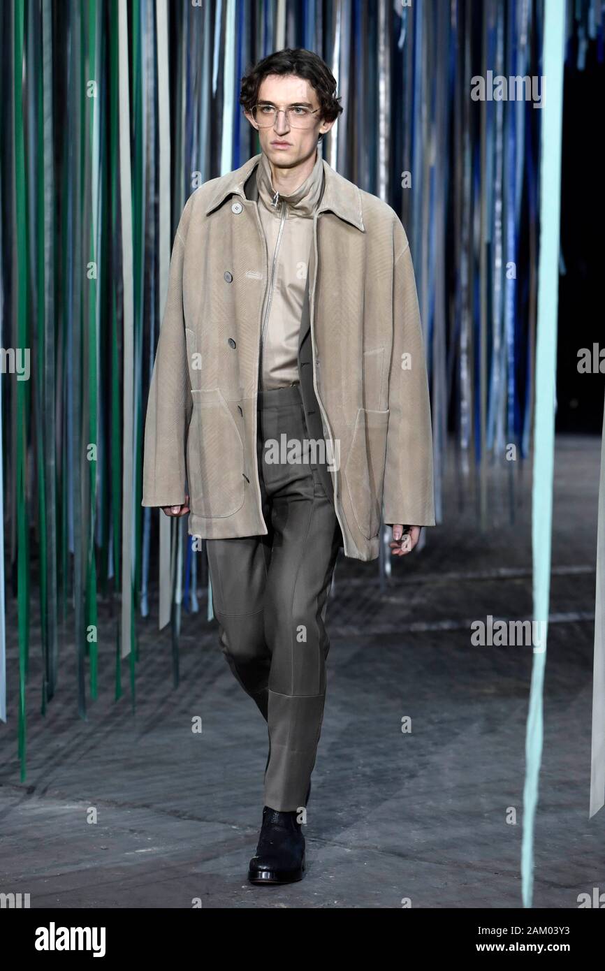 Mailand, Italien. 10 Jan, 2020. Mailänder Modewoche, Männer Herbst Winter. 2020 2021 Mailand, Männermode Herbst Winter 2020. Ermenegildo Zegna abgebildet: Modell Credit: Unabhängige Fotoagentur/Alamy leben Nachrichten Stockfoto