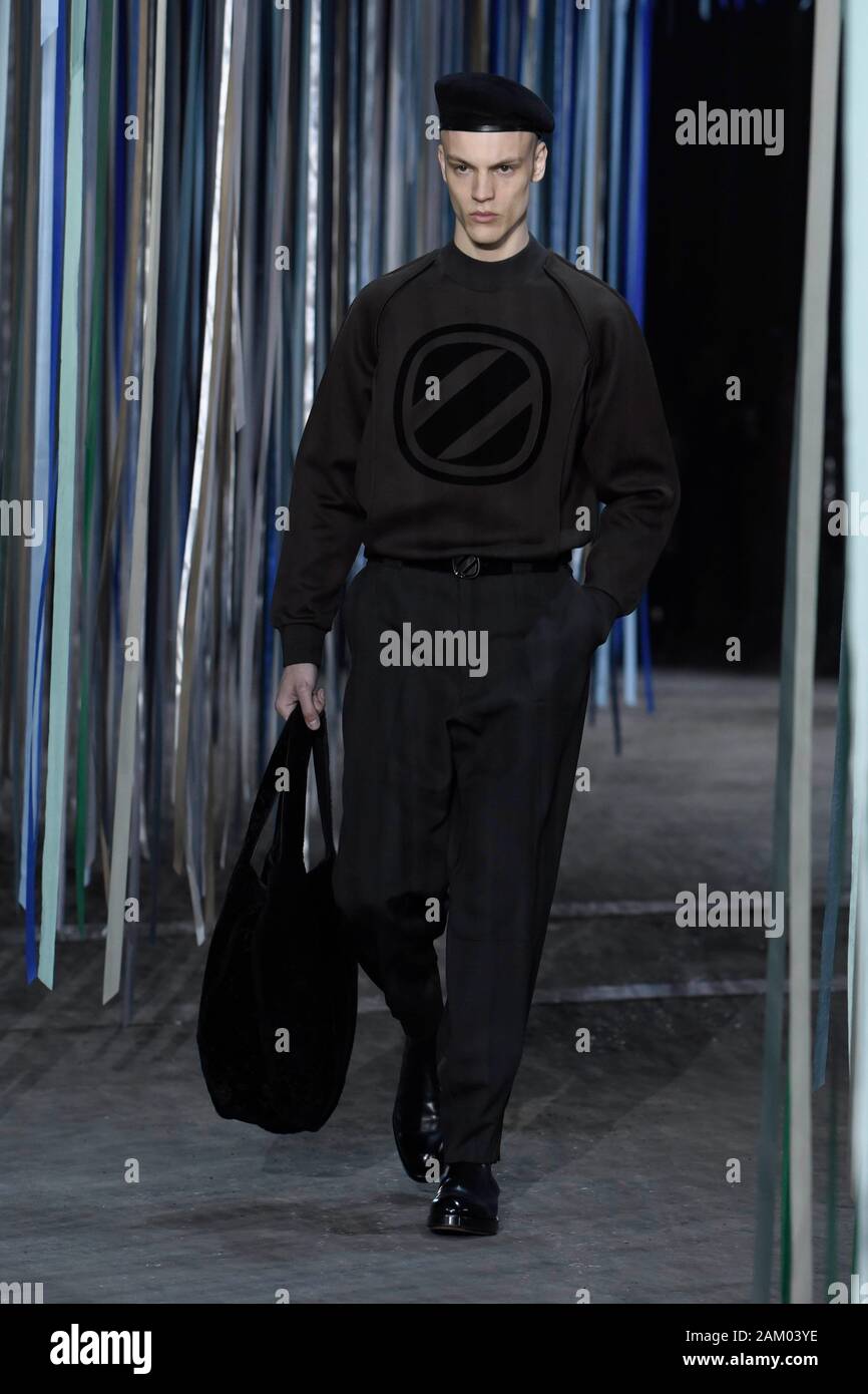 Mailand, Italien. 10 Jan, 2020. Mailänder Modewoche, Männer Herbst Winter. 2020 2021 Mailand, Männermode Herbst Winter 2020. Ermenegildo Zegna abgebildet: Modell Credit: Unabhängige Fotoagentur/Alamy leben Nachrichten Stockfoto