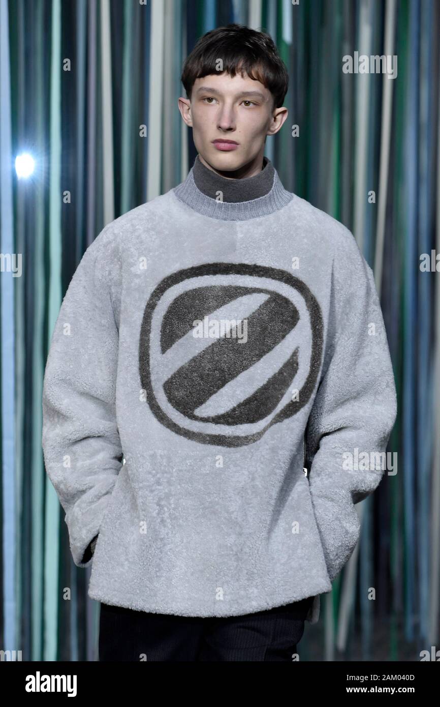 Mailand, Italien. 10 Jan, 2020. Mailänder Modewoche, Männer Herbst Winter. 2020 2021 Mailand, Männermode Herbst Winter 2020. Ermenegildo Zegna abgebildet: Modell Credit: Unabhängige Fotoagentur/Alamy leben Nachrichten Stockfoto