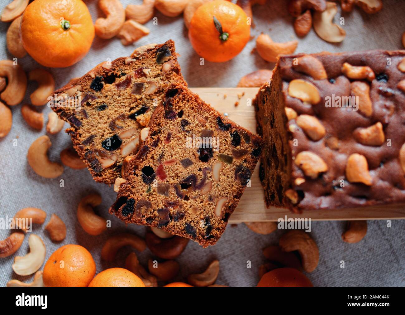 In Scheiben geschnittener Obstkuchen mit Cashewnüssen und Orangen Stockfoto